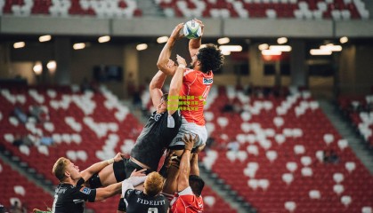 金球奖典礼温情一幕，亚马尔拥抱登贝莱，致敬足坛传承与友谊